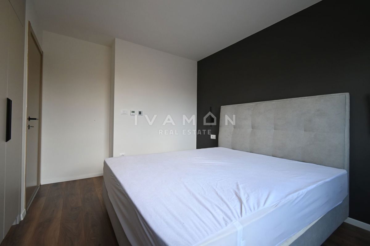 Sodobno trisobno stanovanje v pritličju z bazenom