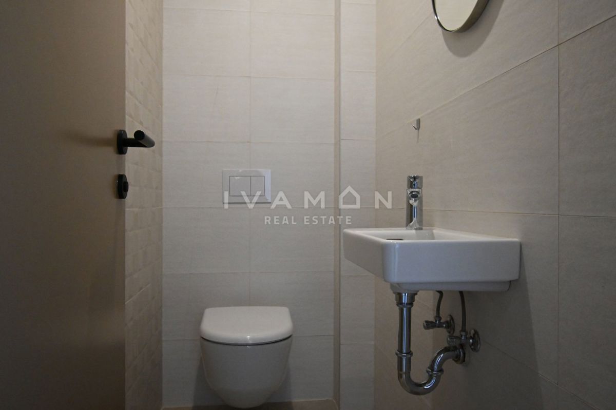 Sodobno trisobno stanovanje v pritličju z bazenom