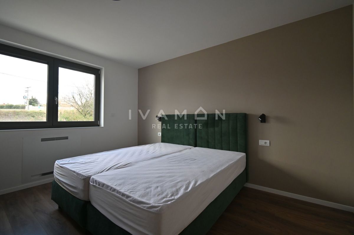 Sodobno trisobno stanovanje v pritličju z bazenom