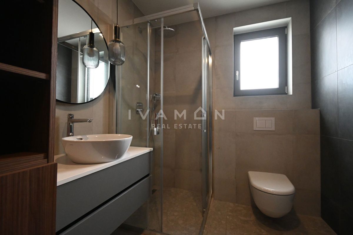 Sodobno trisobno stanovanje v pritličju z bazenom