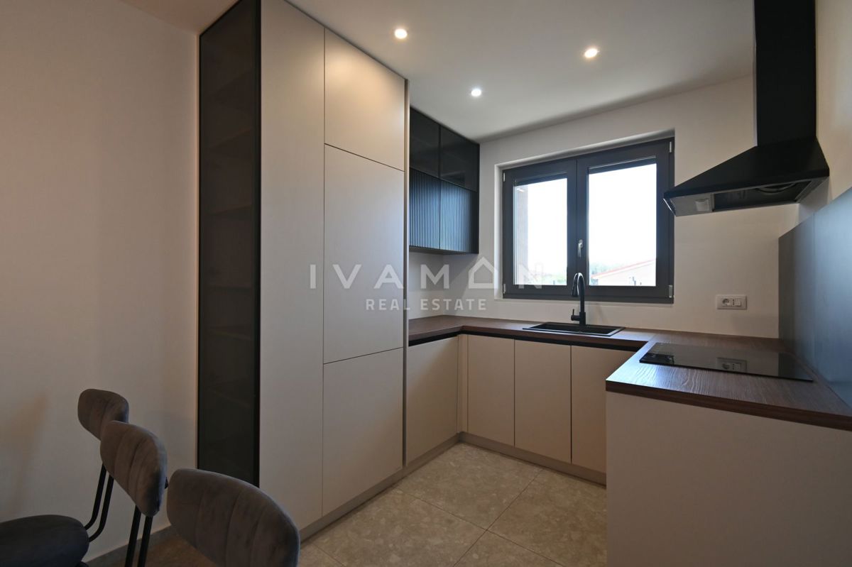 Sodobno trisobno stanovanje v pritličju z bazenom