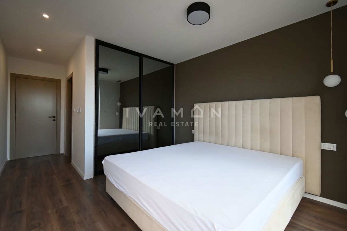 Sodobno trisobno stanovanje v pritličju z bazenom