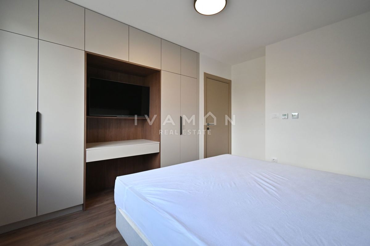 Sodobno trisobno stanovanje v pritličju z bazenom