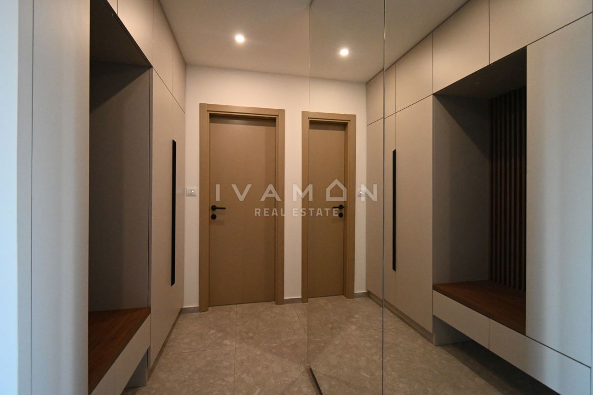 Sodobno trisobno stanovanje v pritličju z bazenom