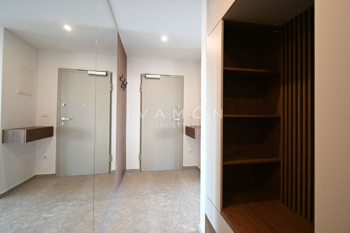 Sodobno trisobno stanovanje v pritličju z bazenom