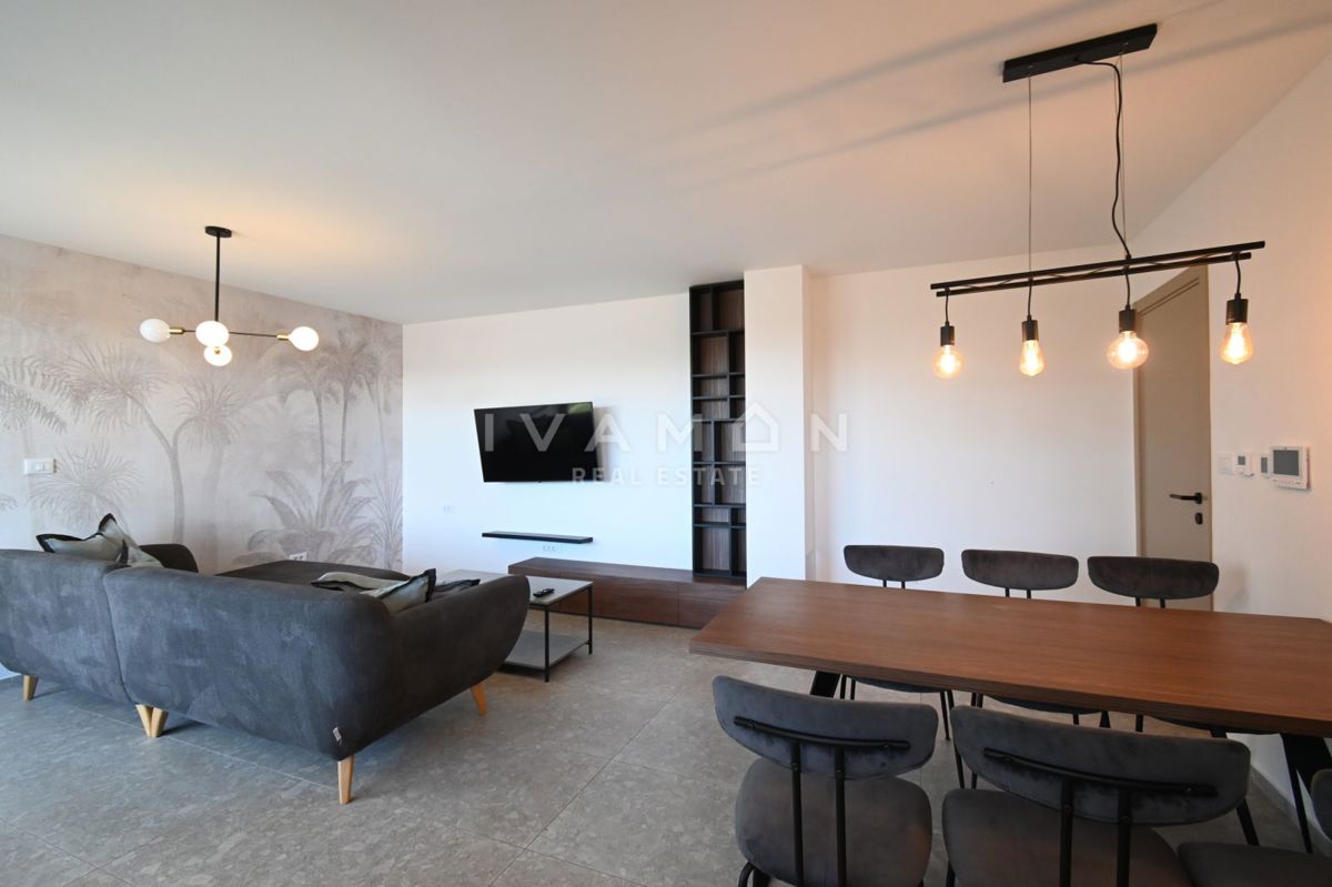 Sodobno trisobno stanovanje v pritličju z bazenom