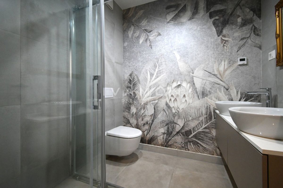 Sodobno trisobno stanovanje v pritličju z bazenom