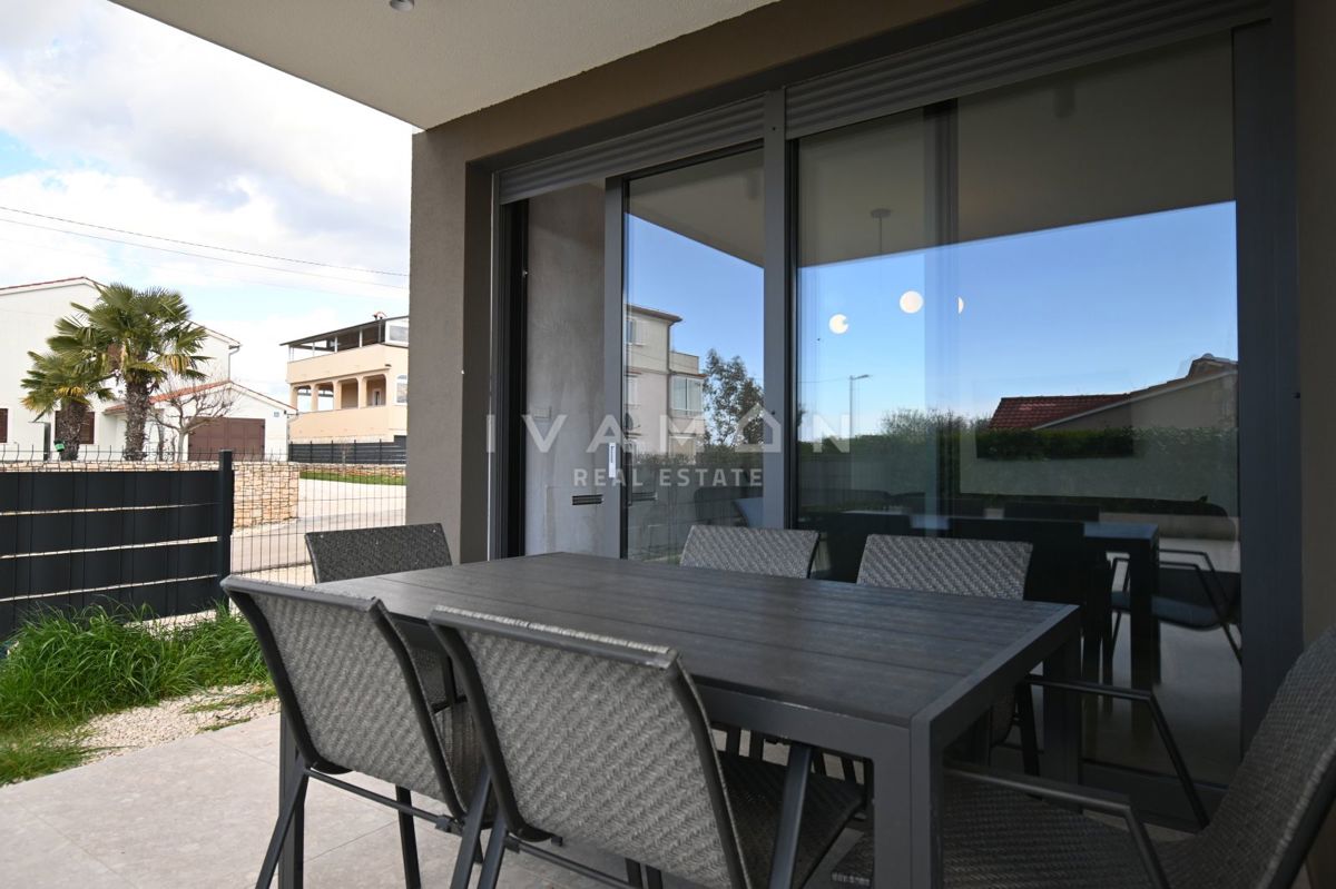 Sodobno trisobno stanovanje v pritličju z bazenom