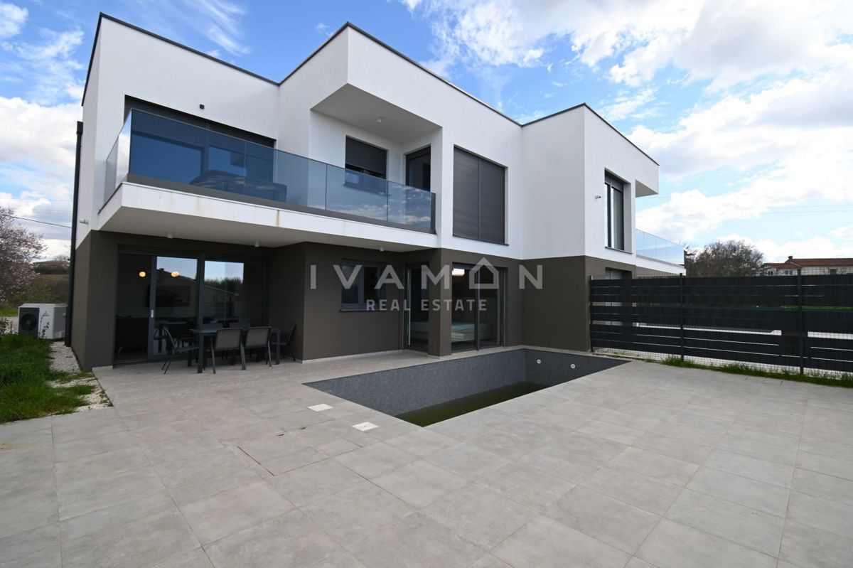 Sodobno trisobno stanovanje v pritličju z bazenom