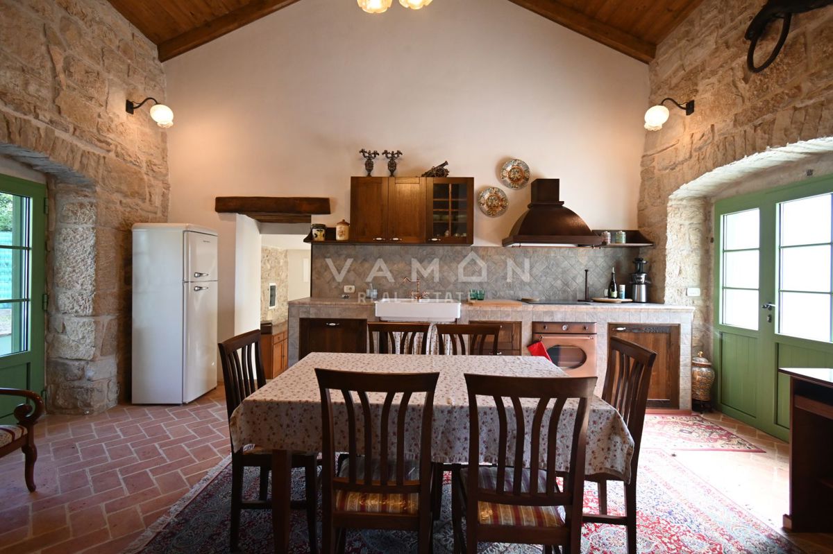 Istrska Kamnita Hiša z Apartmajem in Bazenom