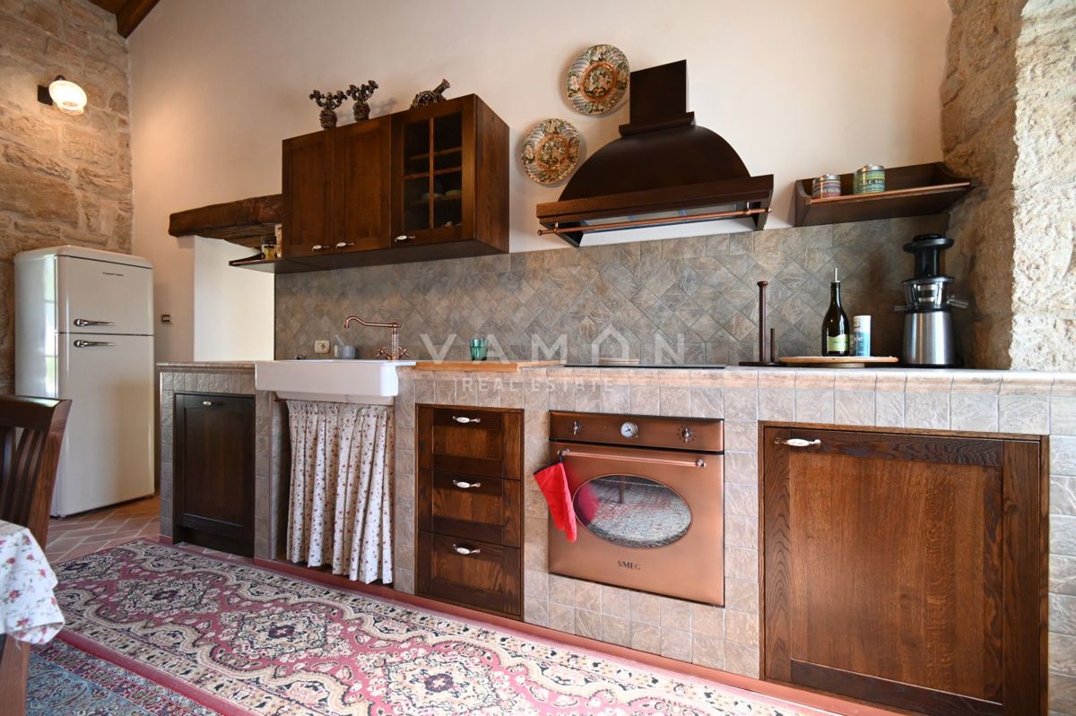 Istrska Kamnita Hiša z Apartmajem in Bazenom