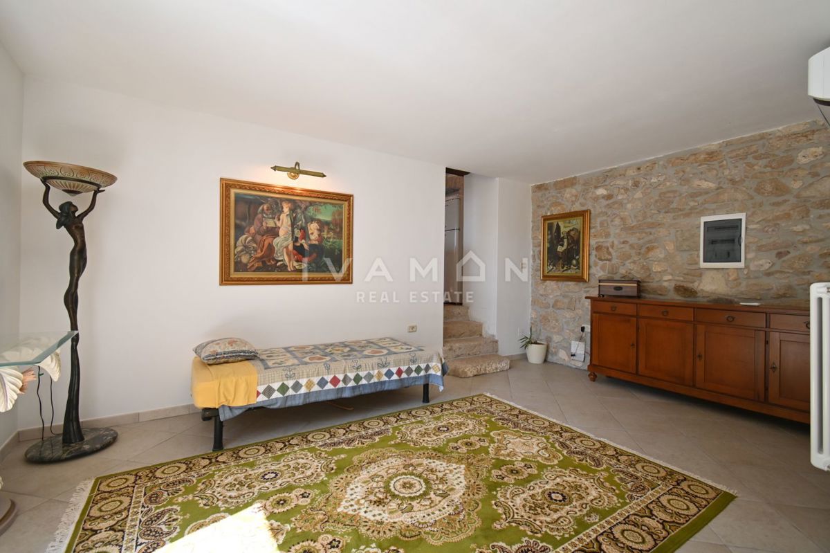 Istrska Kamnita Hiša z Apartmajem in Bazenom