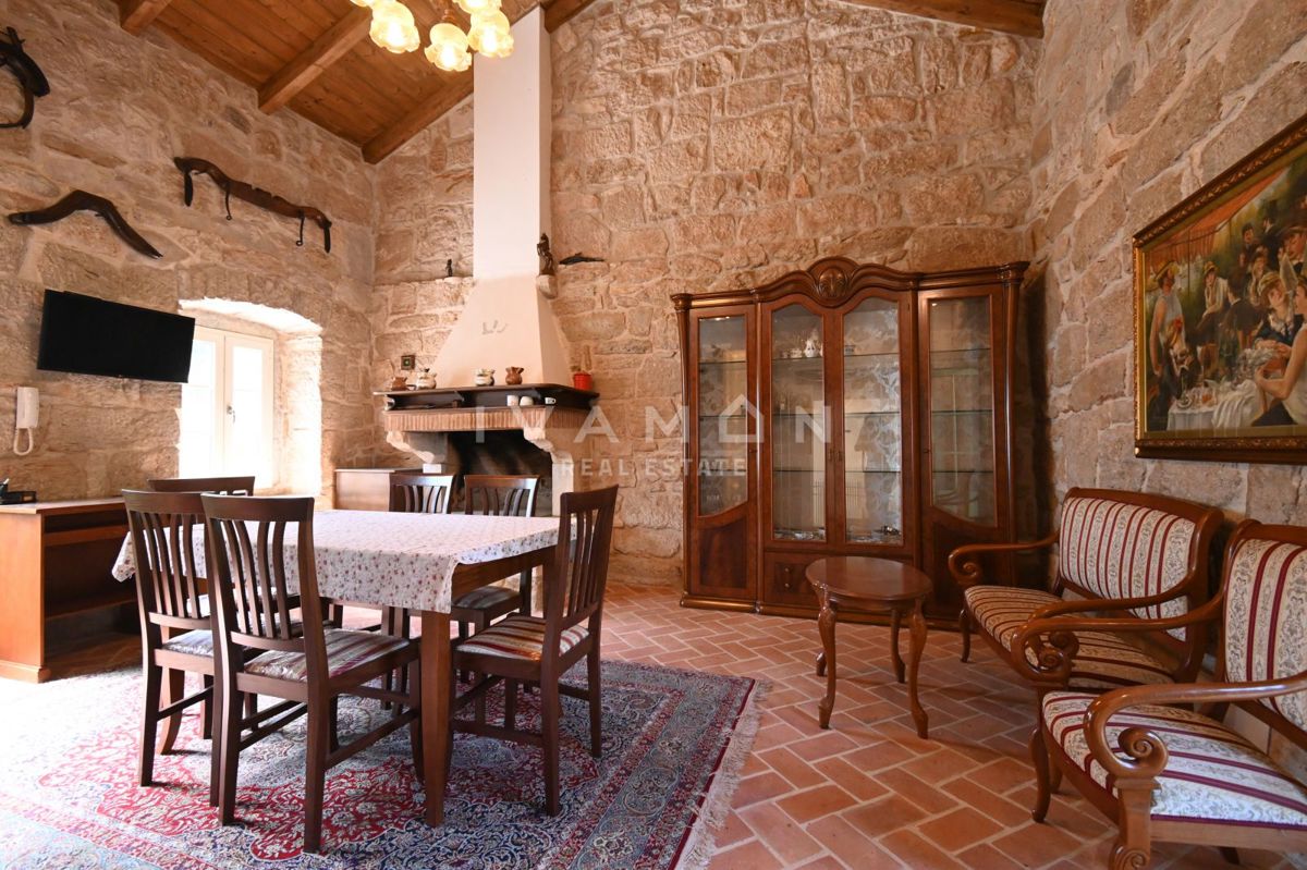 Istrska Kamnita Hiša z Apartmajem in Bazenom