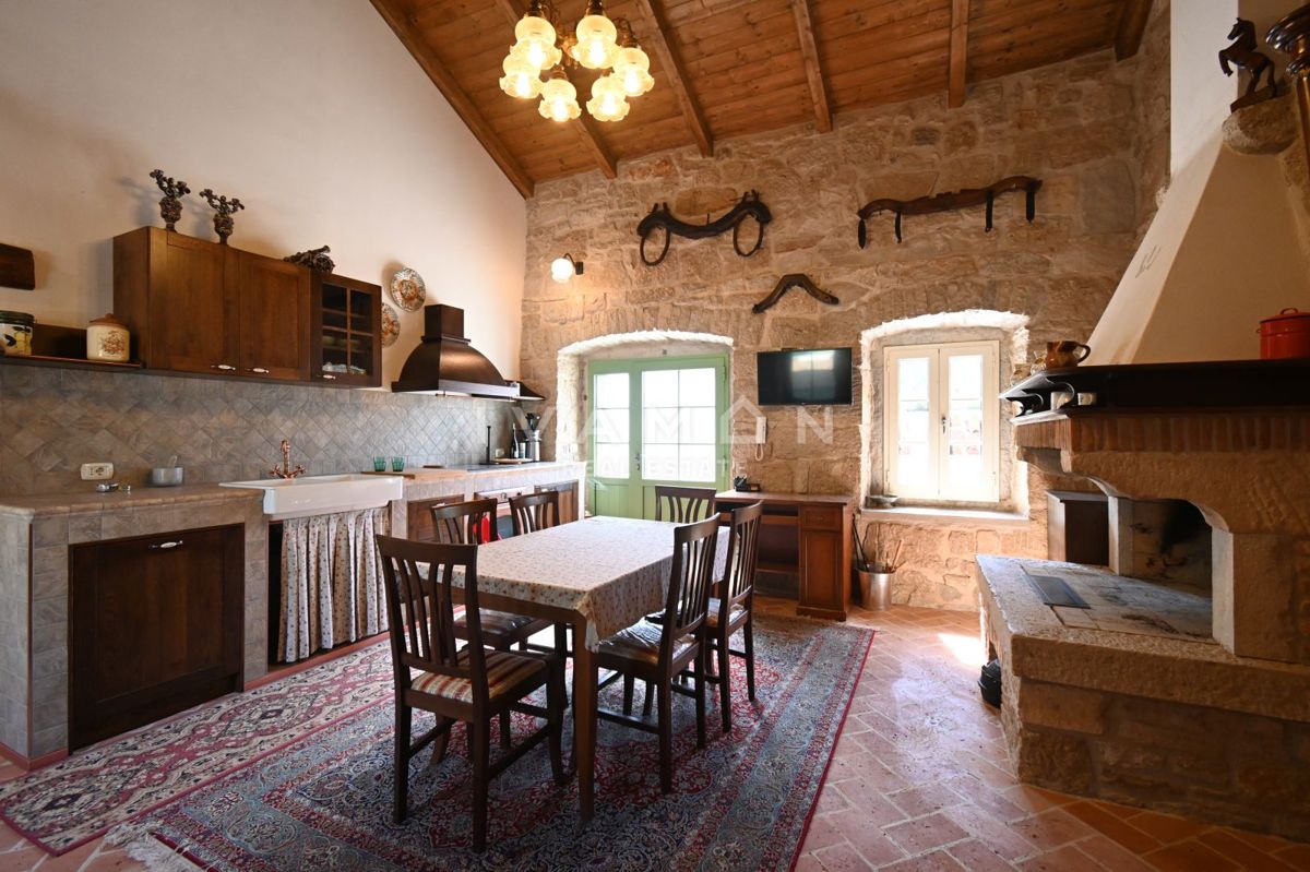 Istrska Kamnita Hiša z Apartmajem in Bazenom