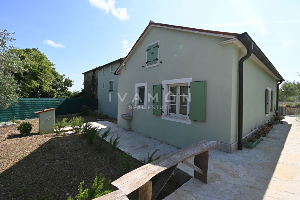 Istrska Kamnita Hiša z Apartmajem in Bazenom