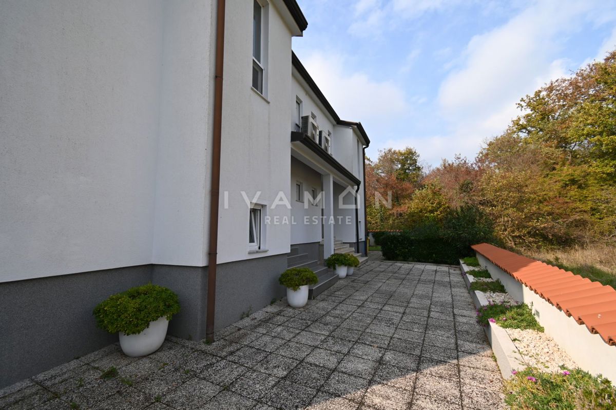 Dve Hiši z Bazenom v Bližini Poreča