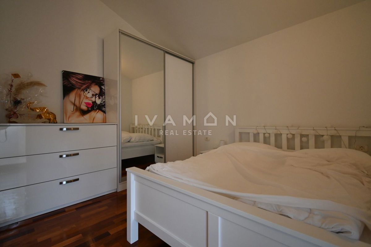 Dve Hiši z Bazenom v Bližini Poreča