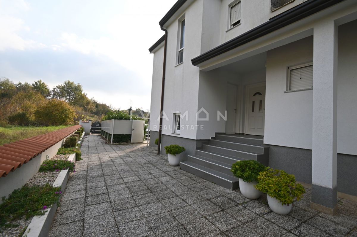 Dve Hiši z Bazenom v Bližini Poreča