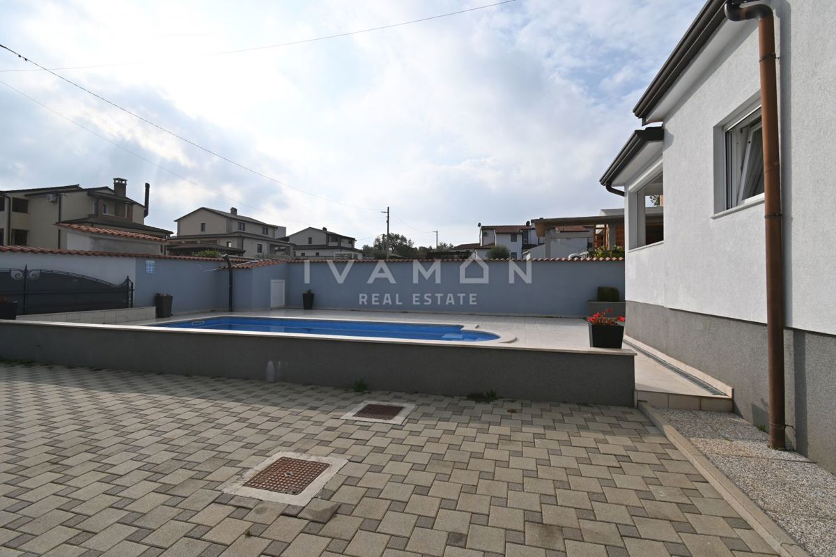 Dve Hiši z Bazenom v Bližini Poreča