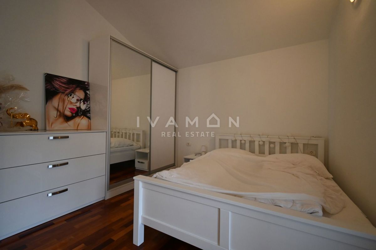 Dve Hiši z Bazenom v Bližini Poreča