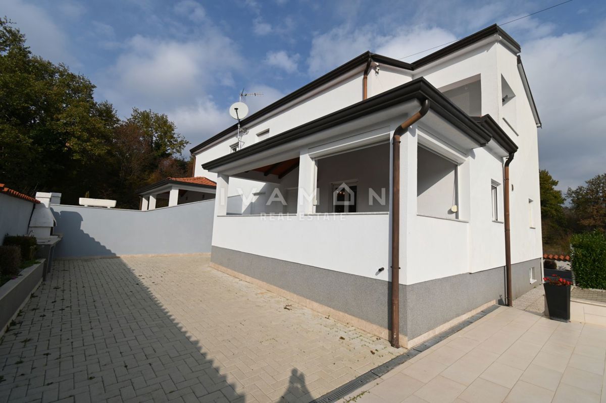 Dve Hiši z Bazenom v Bližini Poreča