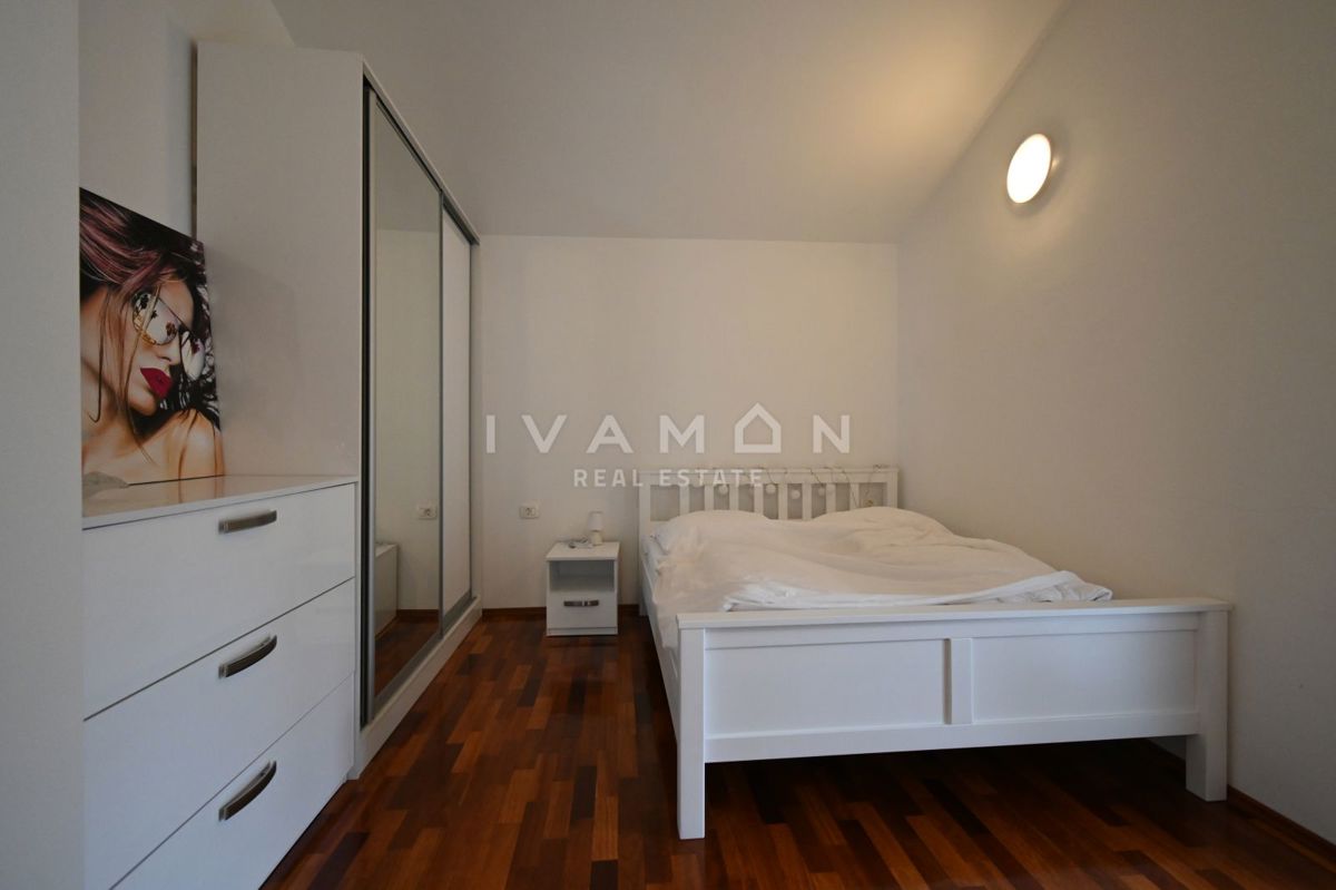 Dve Hiši z Bazenom v Bližini Poreča