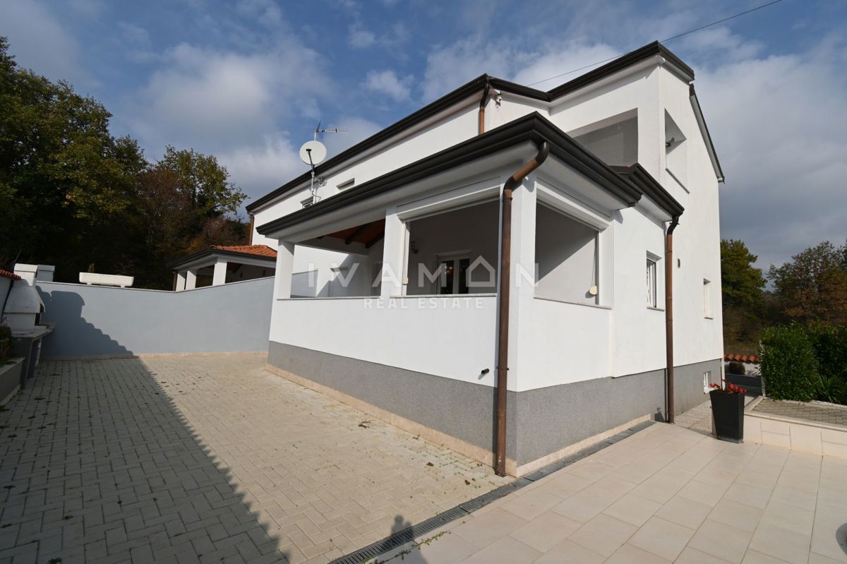 Dve Hiši z Bazenom v Bližini Poreča