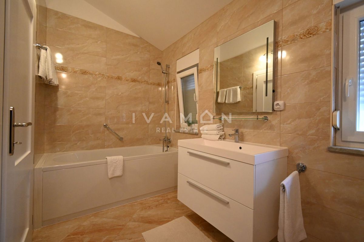 Dve Hiši z Bazenom v Bližini Poreča