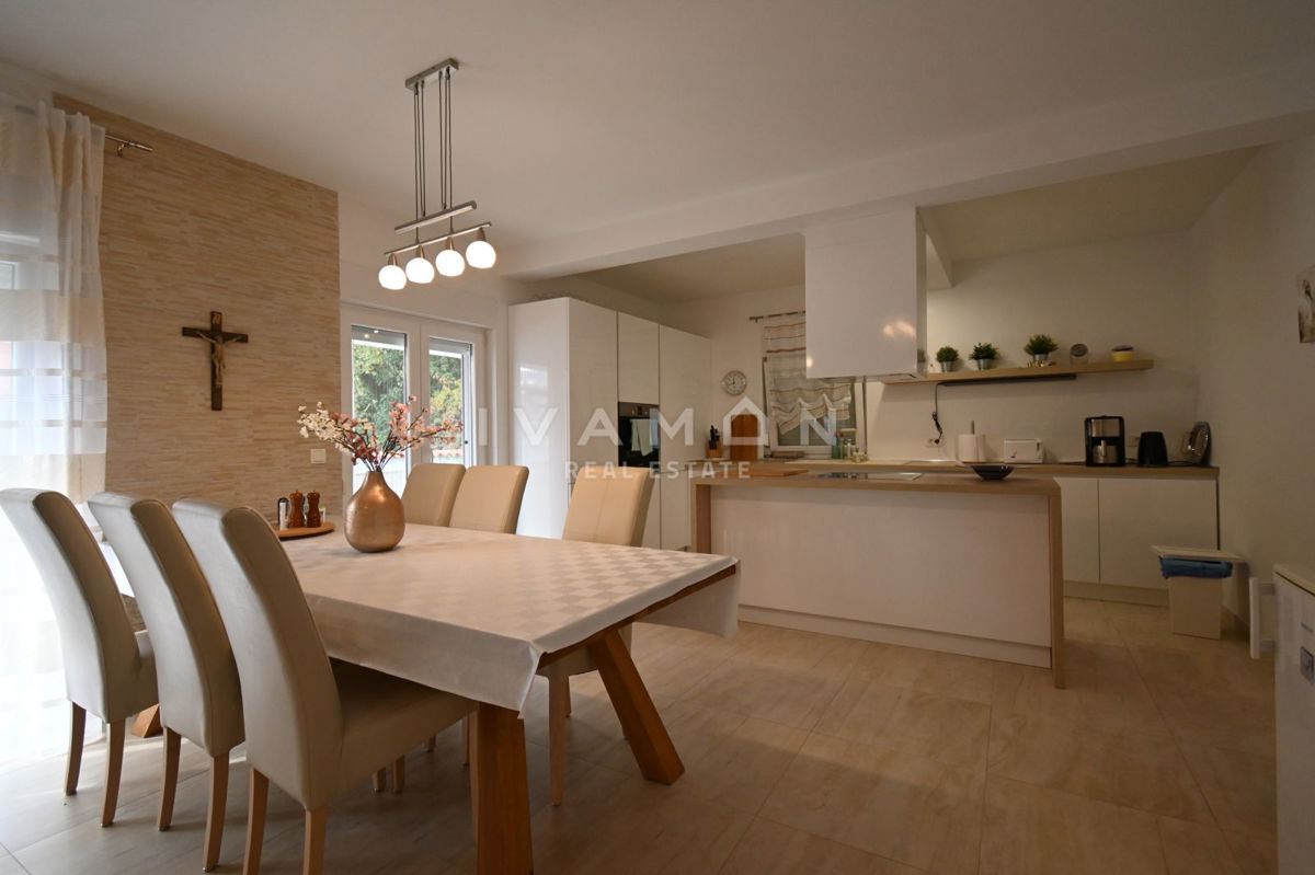 Dve Hiši z Bazenom v Bližini Poreča