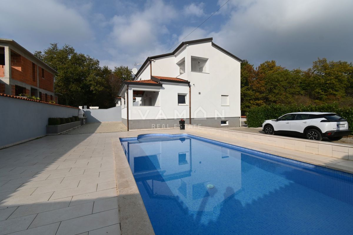 Dve Hiši z Bazenom v Bližini Poreča