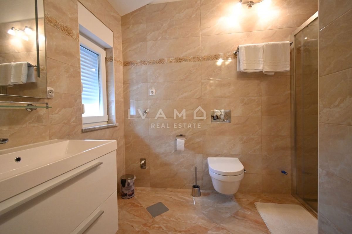 Dve Hiši z Bazenom v Bližini Poreča