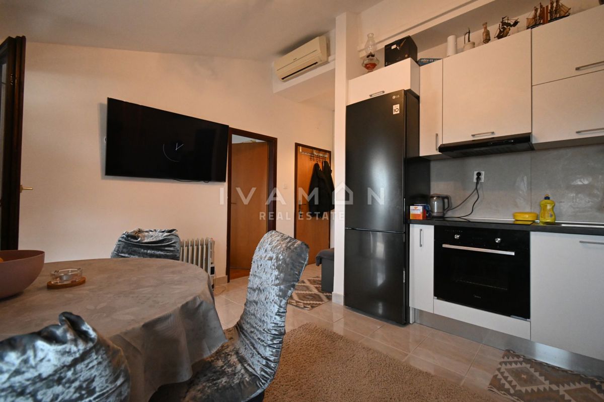 Enosobno stanovanje s teraso in pogledom na morje