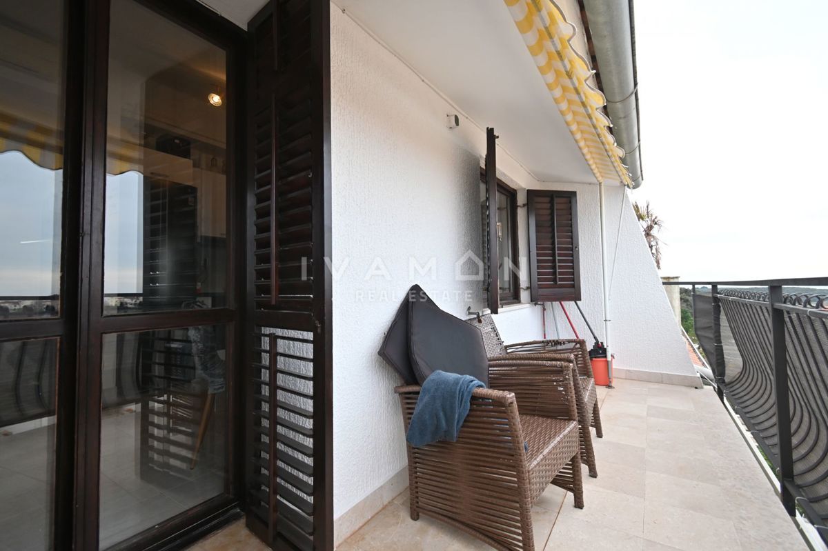 Enosobno stanovanje s teraso in pogledom na morje