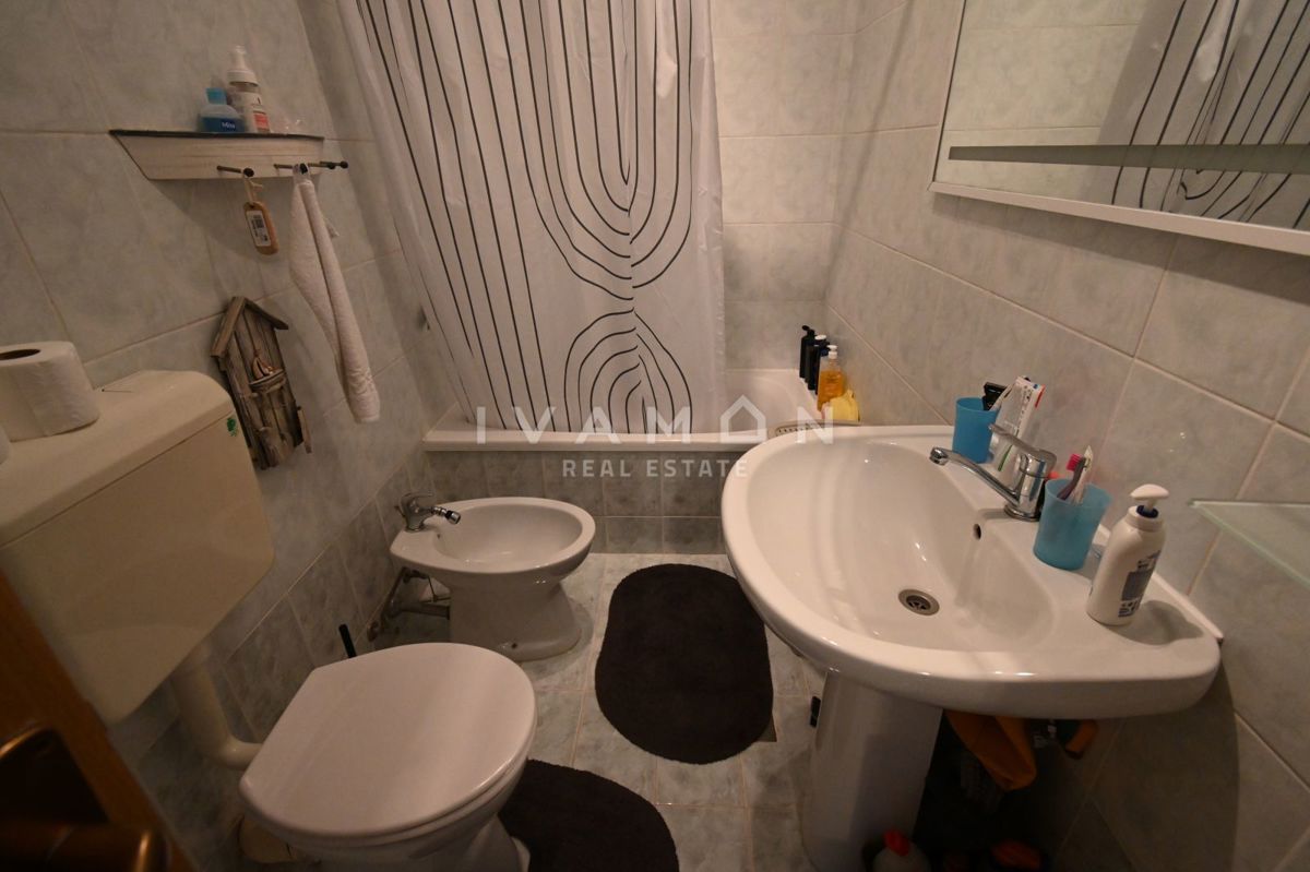 Enosobno stanovanje s teraso in pogledom na morje