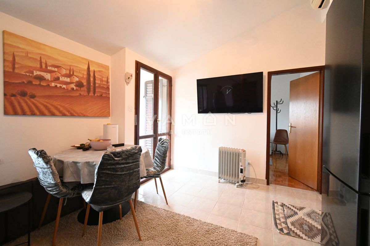 Enosobno stanovanje s teraso in pogledom na morje