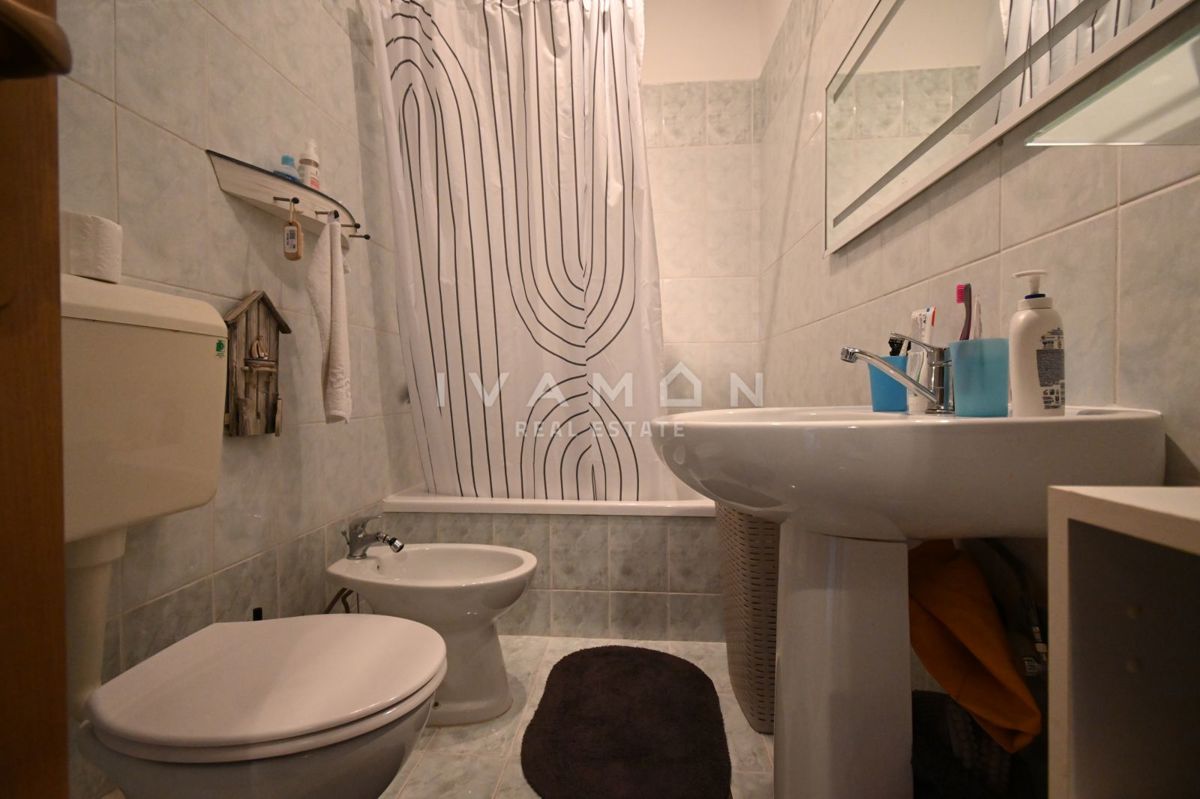 Enosobno stanovanje s teraso in pogledom na morje