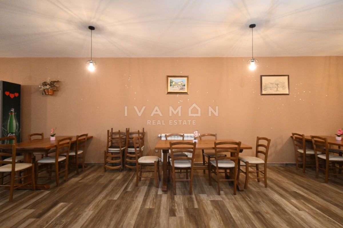 Hiša z Restavracijo in Sobe za Oddajanje