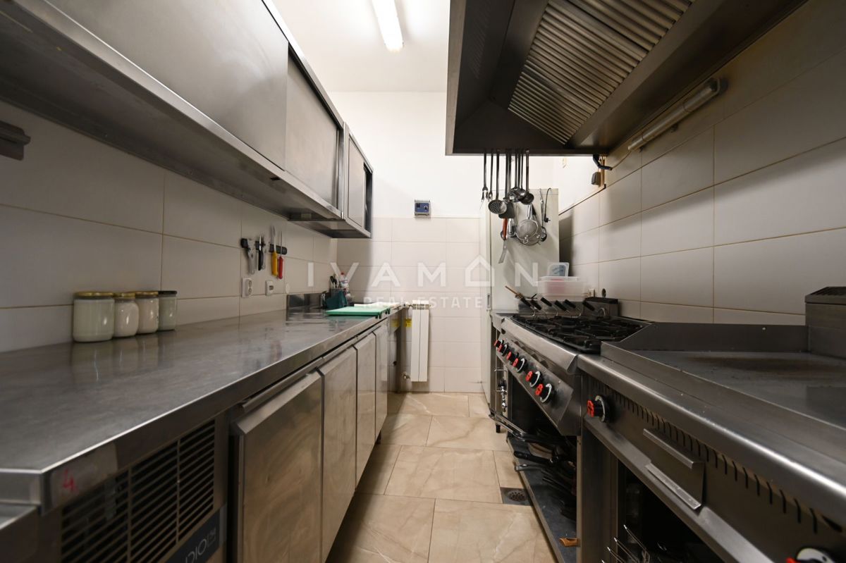 Hiša z Restavracijo in Sobe za Oddajanje