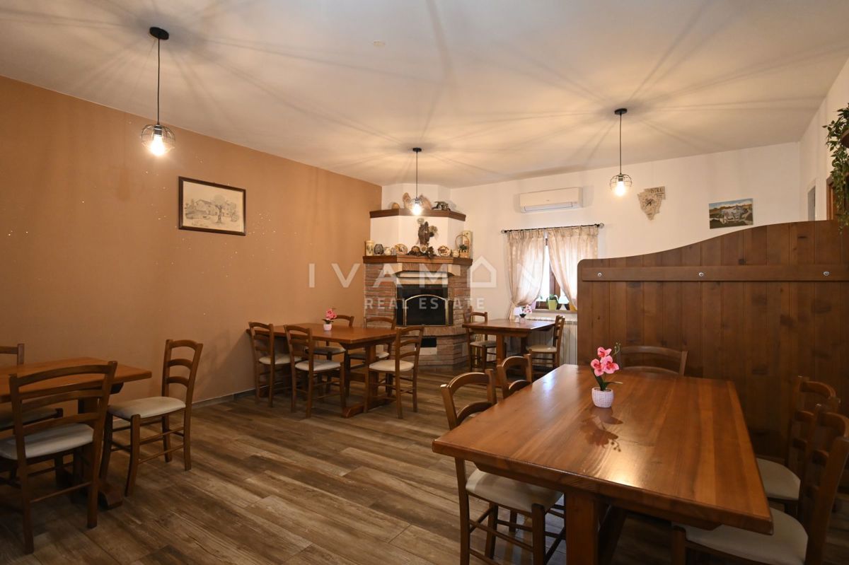 Hiša z Restavracijo in Sobe za Oddajanje