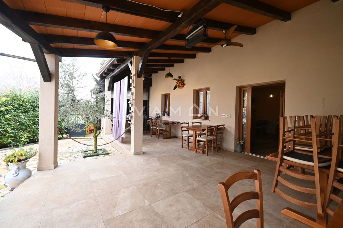 Hiša z Restavracijo in Sobe za Oddajanje