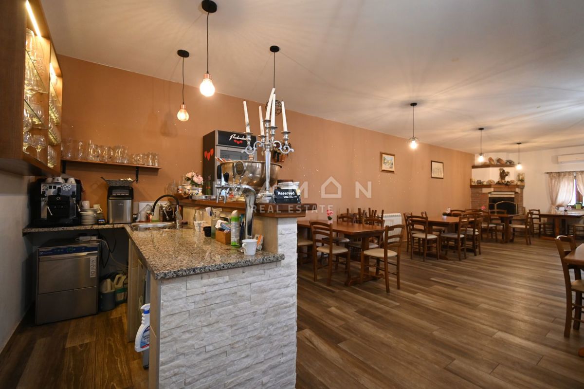 Hiša z Restavracijo in Sobe za Oddajanje