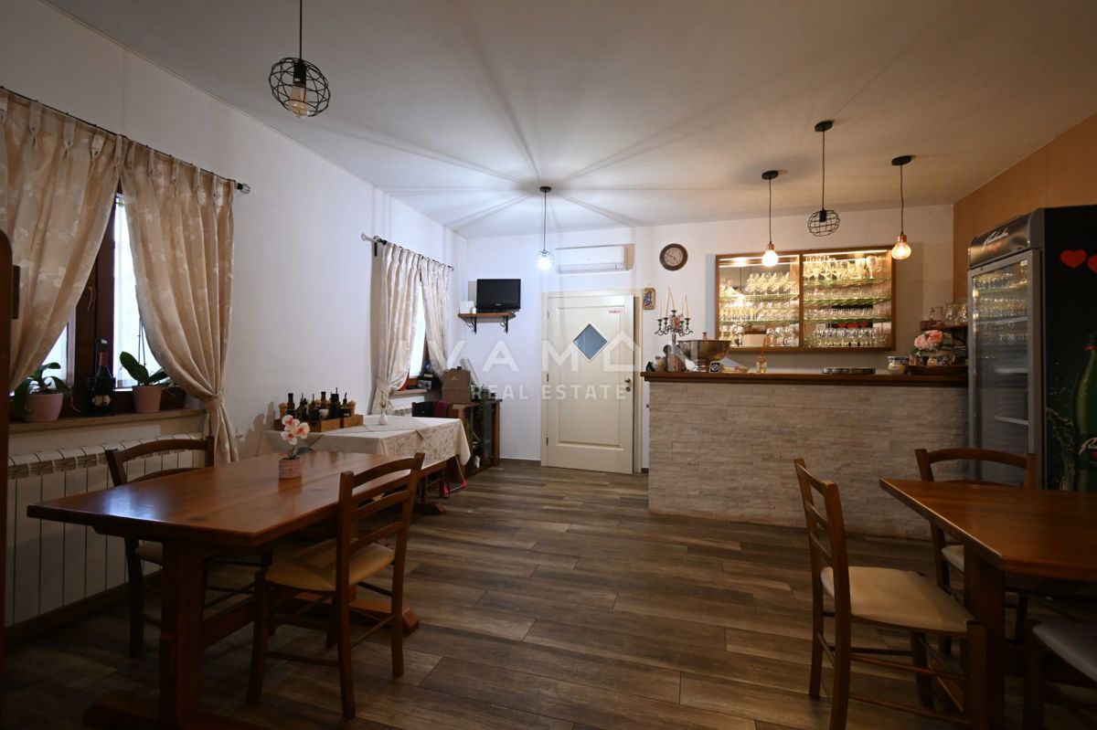 Hiša z Restavracijo in Sobe za Oddajanje