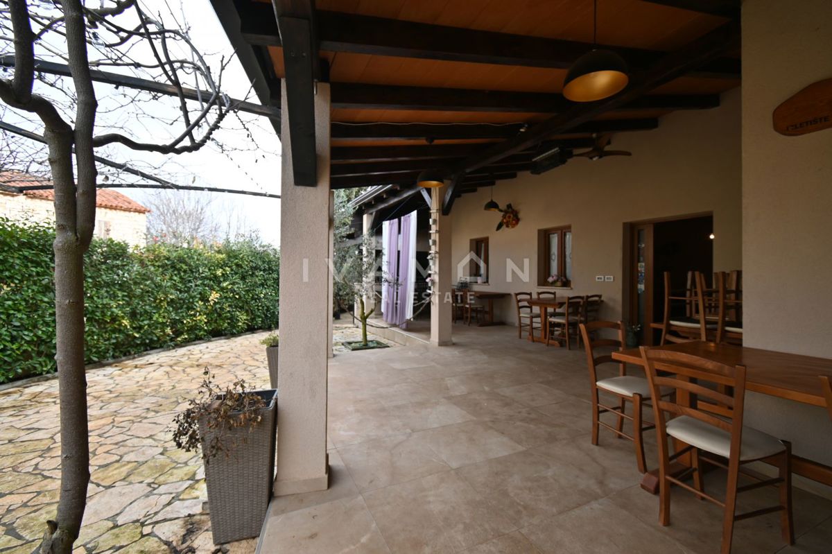 Hiša z Restavracijo in Sobe za Oddajanje