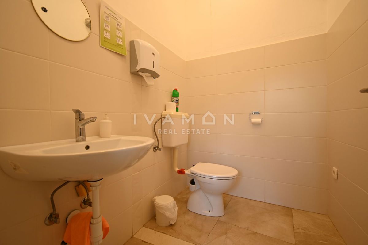 Hiša z Restavracijo in Sobe za Oddajanje