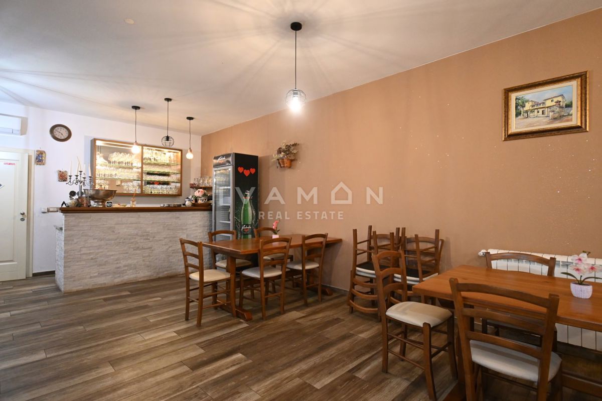 Hiša z Restavracijo in Sobe za Oddajanje