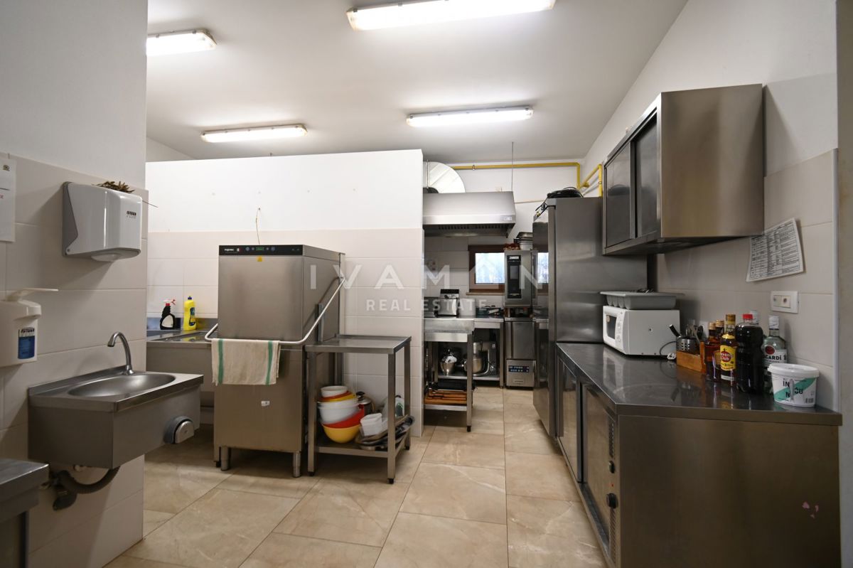 Hiša z Restavracijo in Sobe za Oddajanje