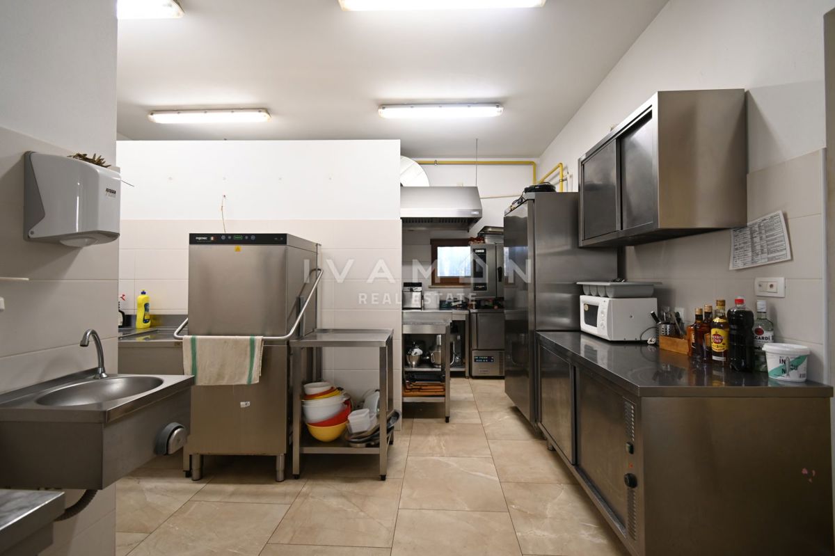 Hiša z Restavracijo in Sobe za Oddajanje