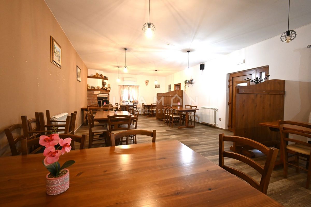 Hiša z Restavracijo in Sobe za Oddajanje