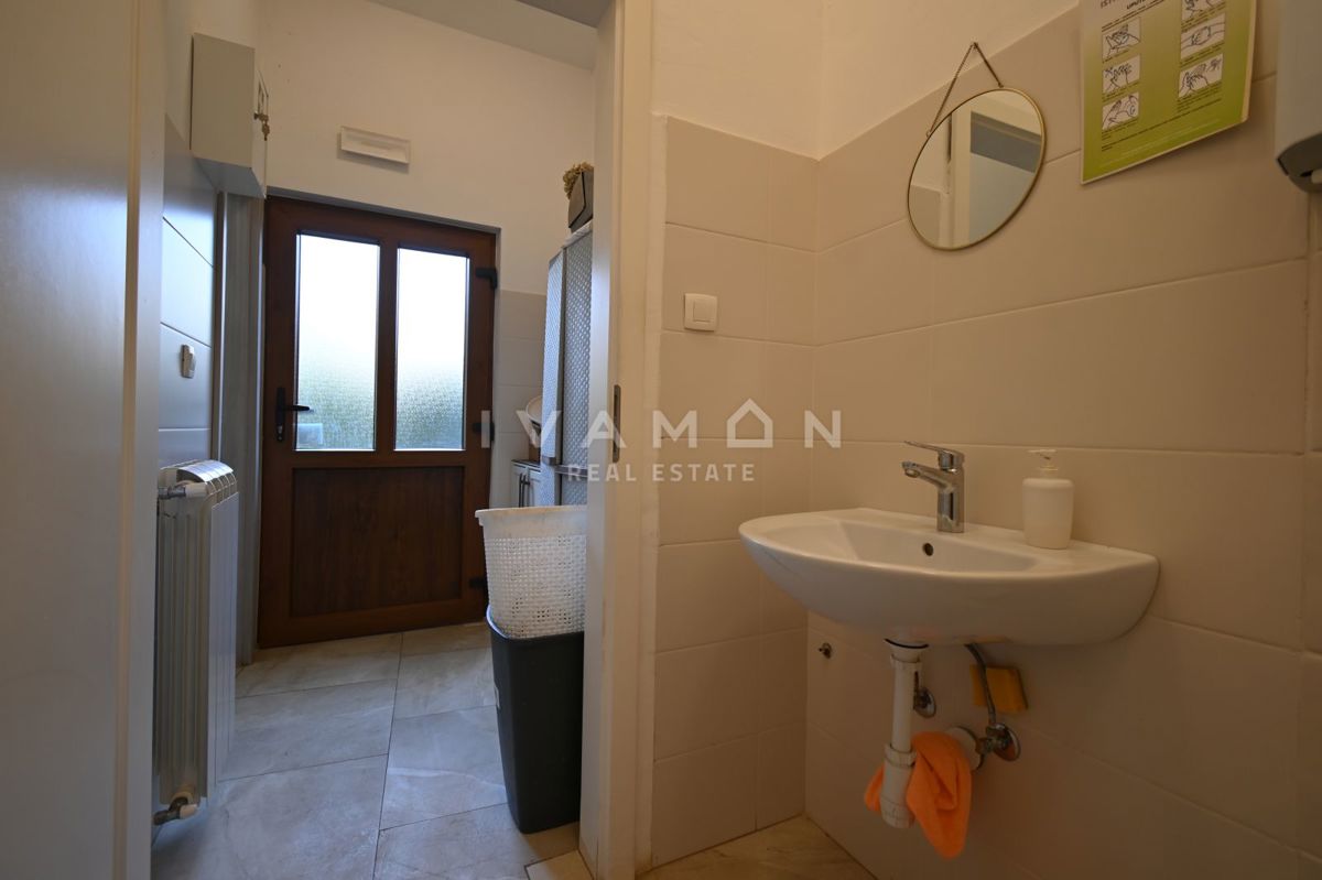 Hiša z Restavracijo in Sobe za Oddajanje