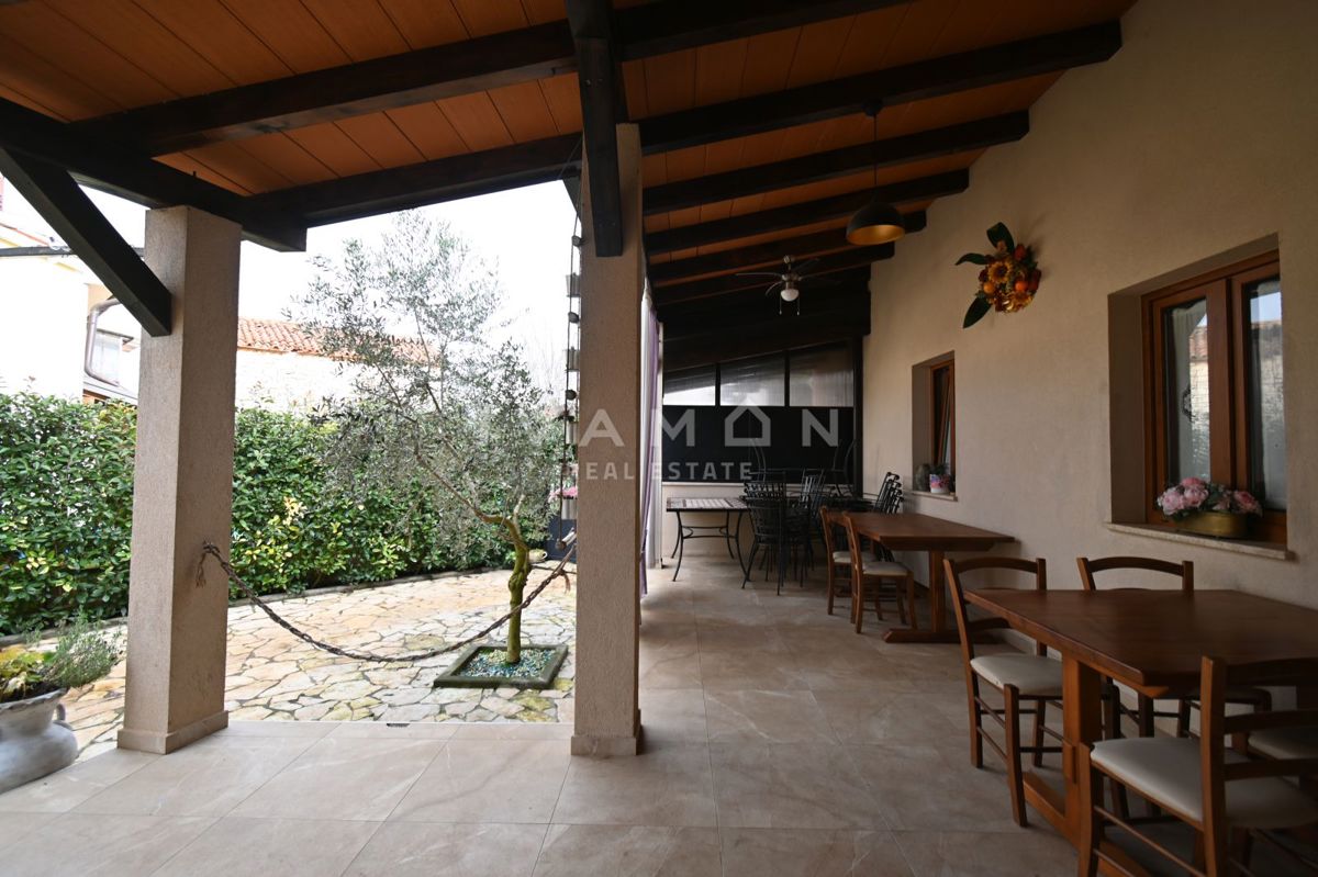 Hiša z Restavracijo in Sobe za Oddajanje